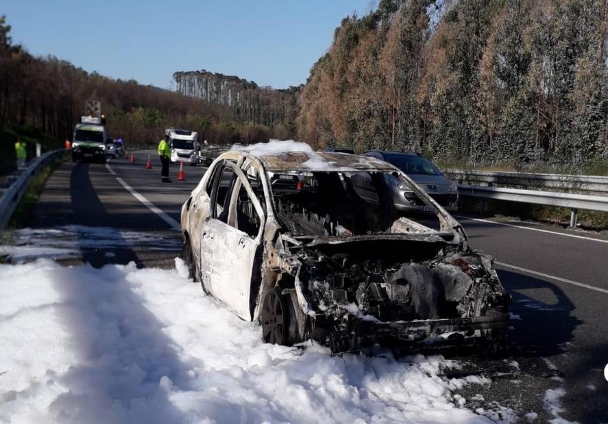 Vehículo queda completamente calcinado en la A-8 y no hay heridos, según el Servicio de Emergencias del Principado de Asturias