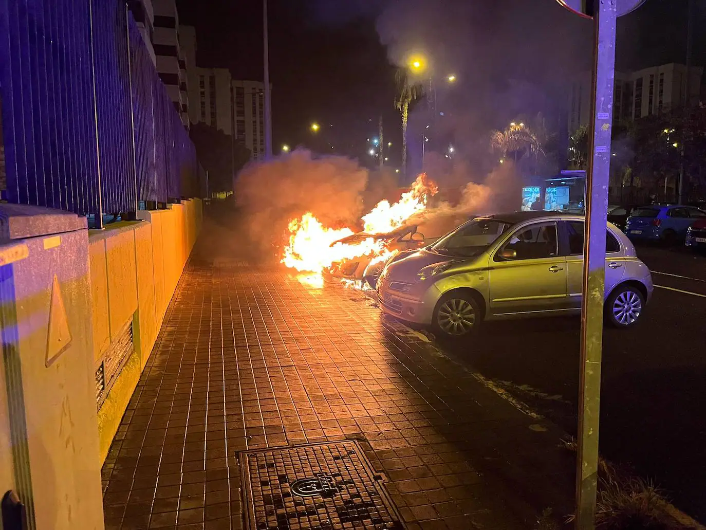 Arde un vehículo y afecta a otros dos en La Paterna
