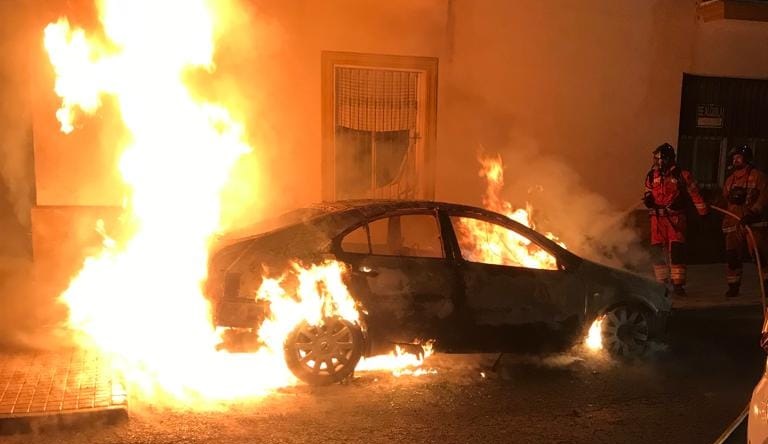 Susto en Gibraleón: sale ardiendo un coche de madrugada muy de cerca de viviendas