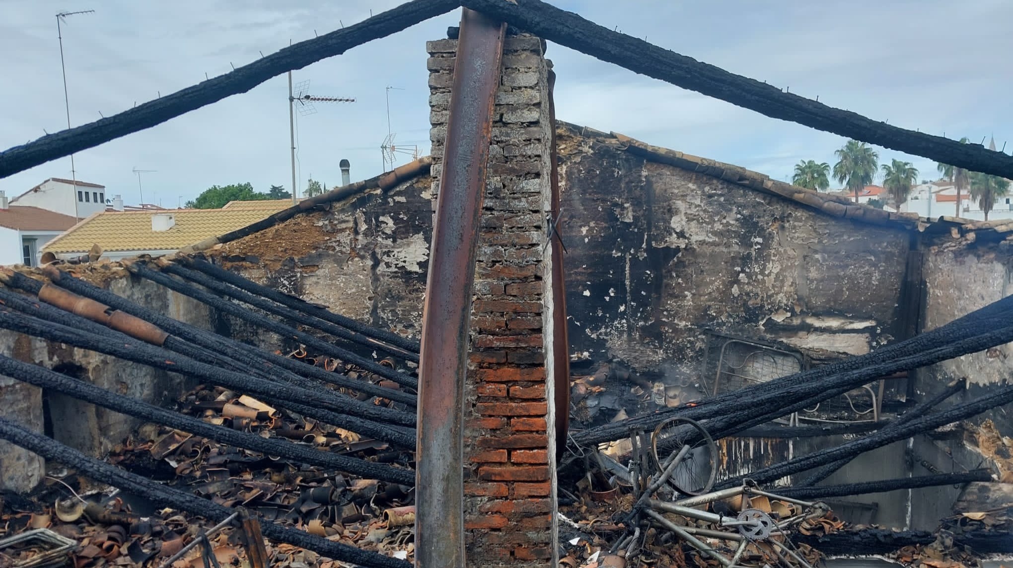 Intenso incendio consume vivienda y local en Valverde del Camino: Bomberos del Consorcio Provincial de Huelva intervienen en el siniestro