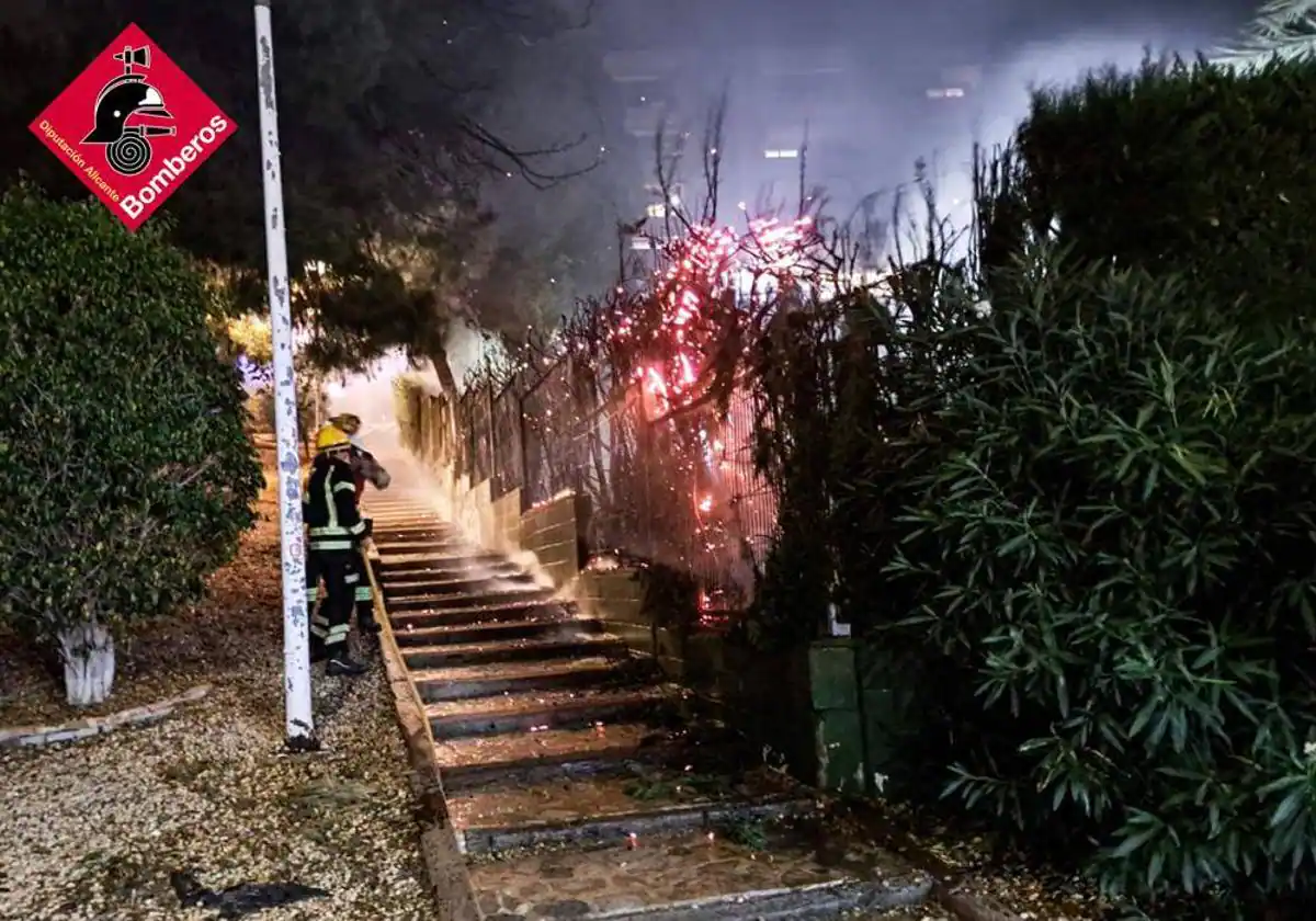 Un incendio amenaza viviendas en Villajoyosa