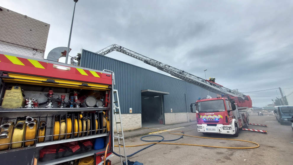 Sofocado un incendio en la cabina de pintura de un taller de automoción de Colindres