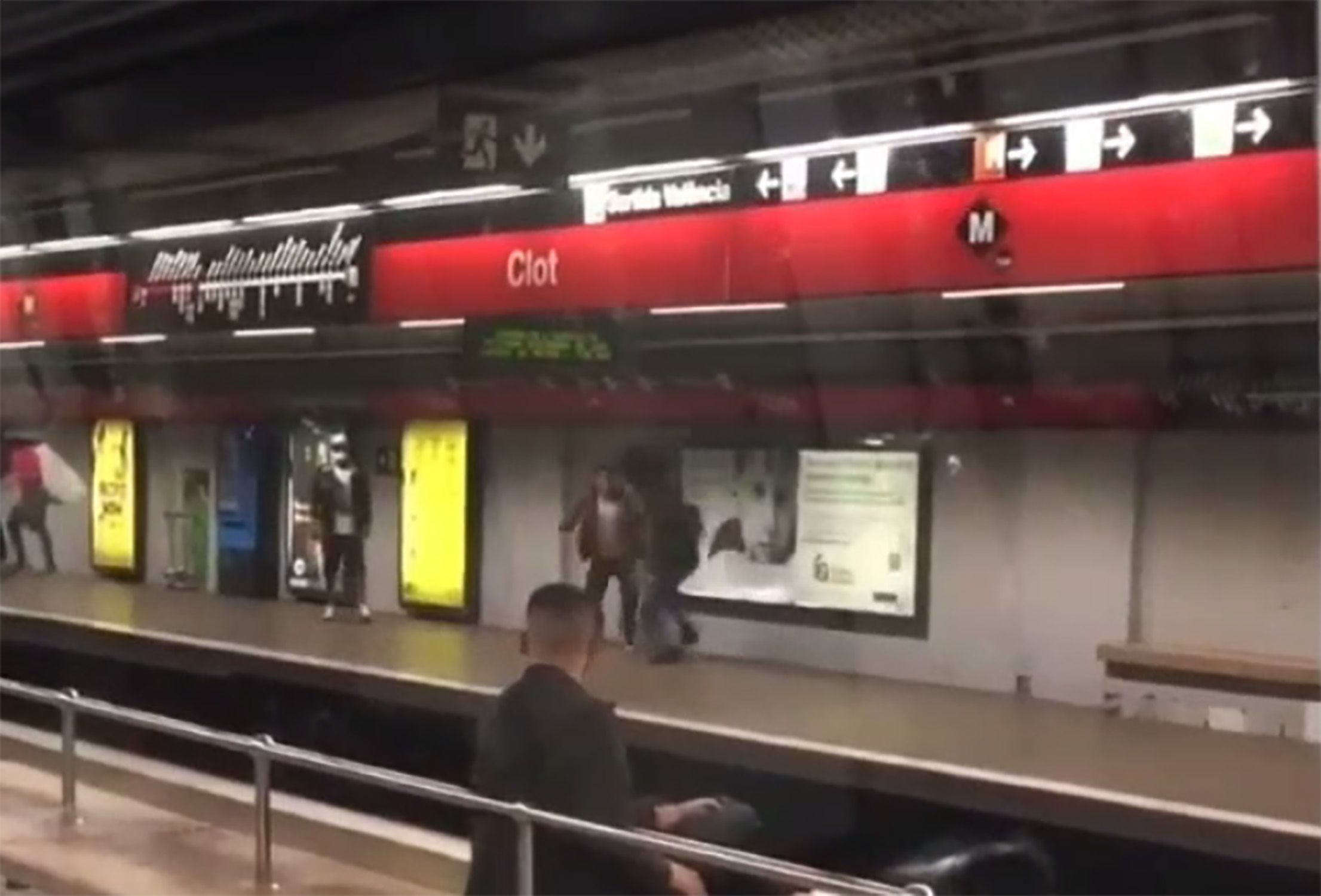 Ataque transfóbico en el metro de Barcelona: una pasajera agrede a una mujer trans a golpes y patadas