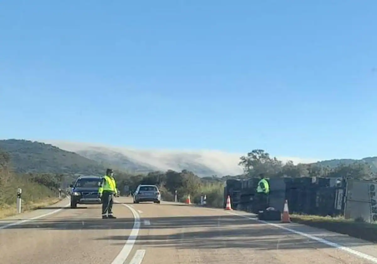 Accidente de camión en Cáceres: vehículo volcado y carga de mejillones en peligro