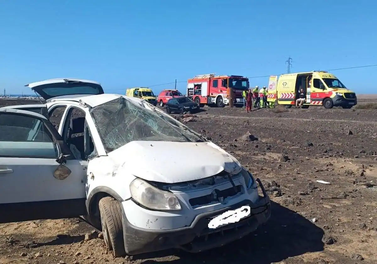 Un coche se sale de la vía y da varias vueltas de campana en Lanzarote