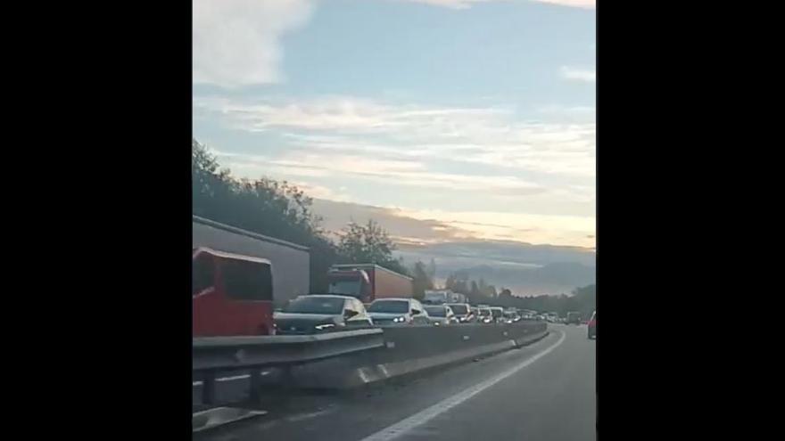 Un accidente múltiple colapsa la AP-8 en Orio
