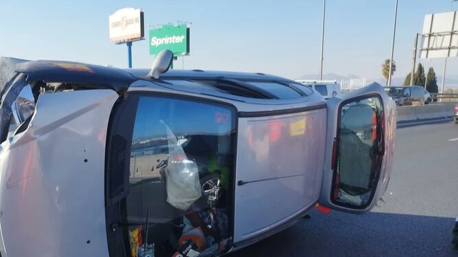 Estado del coche volcado en la Circunvalación de Granada.