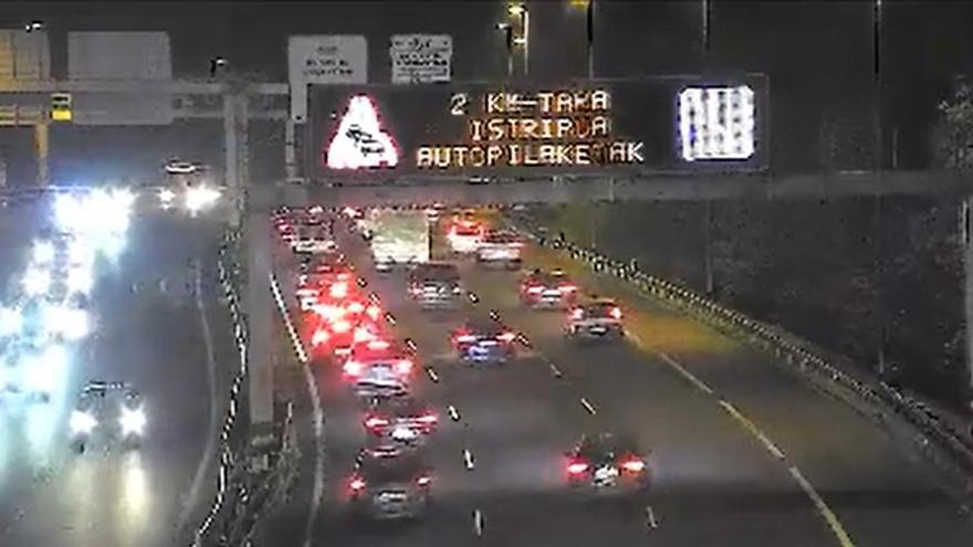 Retenciones en la variante de Donostia por dos accidentes consecutivos