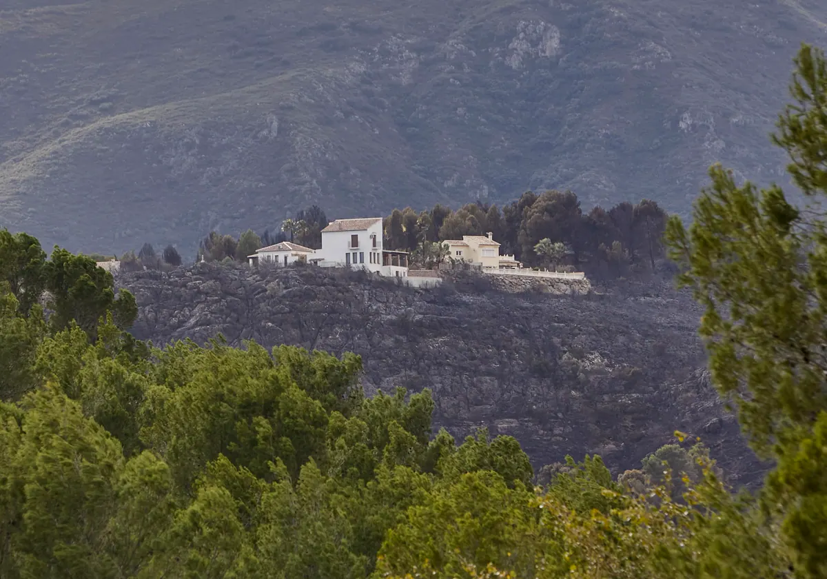 Avanza a buen ritmo la extinción del incendio en Motitxelvo, con esperanzas de estabilización en pocas horas