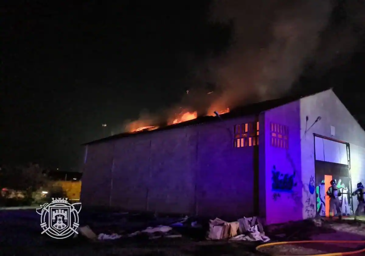 Bomberos de Burgos continúan luchando contra incendio en nave del barrio de Cortes