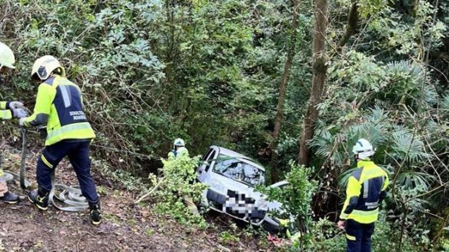 Donostia: Rescatado un hombre atrapado en un coche que ha caído por un terraplén