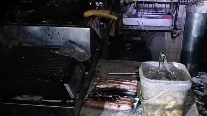 Bomberos de Granada extinguen incendio en local comercial en el Zaidín, propietario resulta herido
