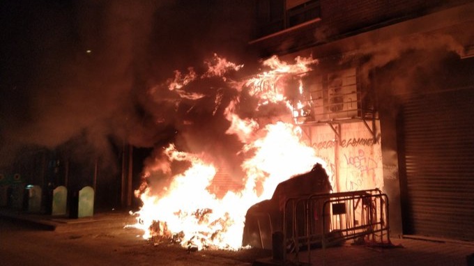 Los bomberos extinguen un incendio de varios contenedores en Murcia