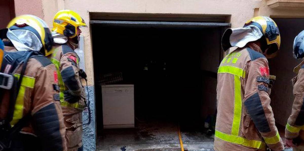 Bomberos sofocan un posible incendio en un bar de Reus y evacuan a los clientes por acumulación de humo
