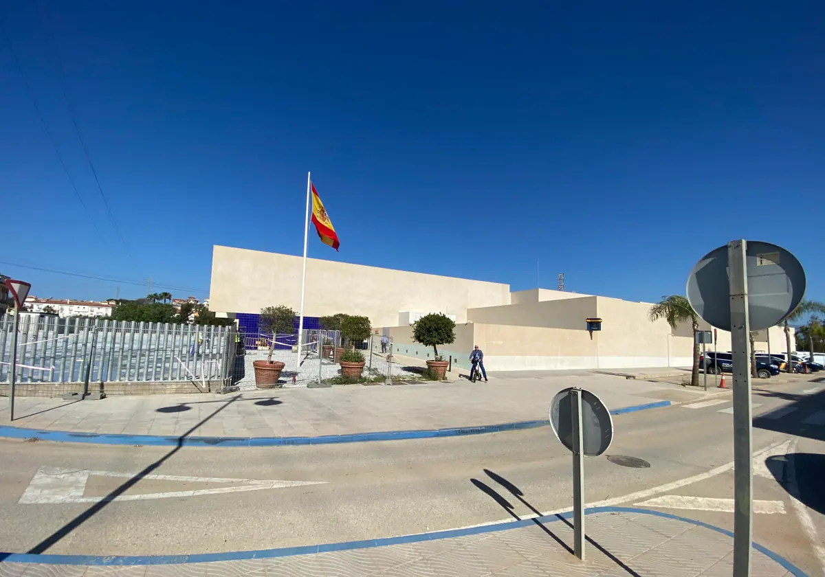Buscan a un joven por apuñalar a otro a las puertas de una discoteca en Torre del Mar