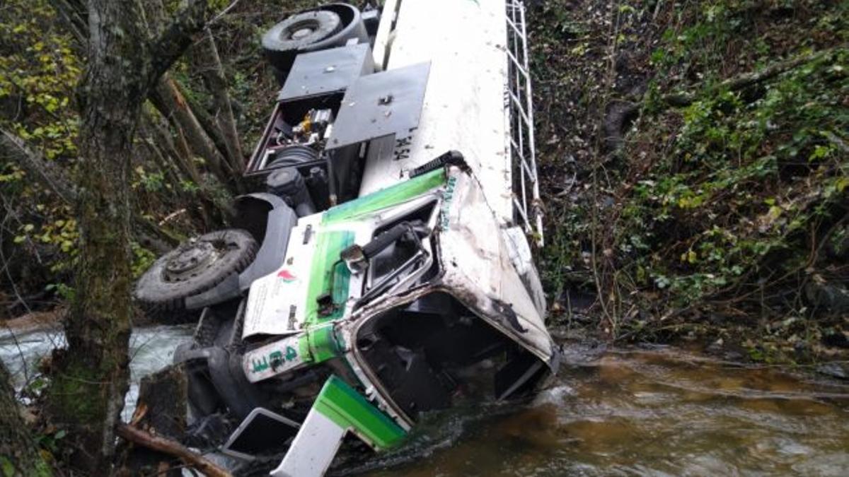 Un camión cargado con gasoil cae por un terraplén al río en Tremor y se trabaja para que no se contaminen las aguas.