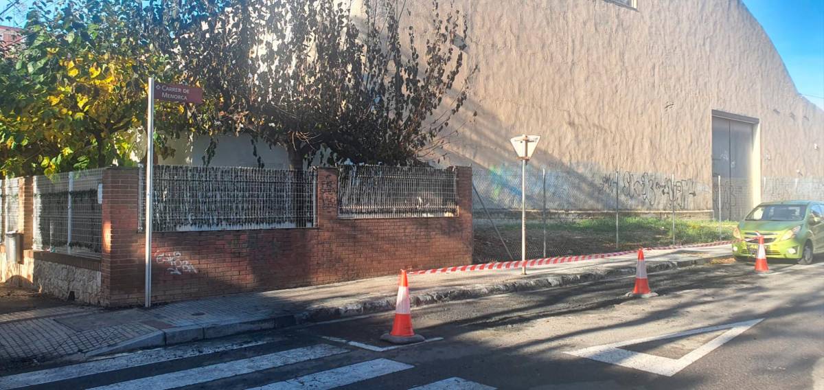 Camión de Bombers apaga incendio en Reus durante la madrugada, dejando en ruinas cuatro contenedores y afectando árboles y vehículos cercanos
