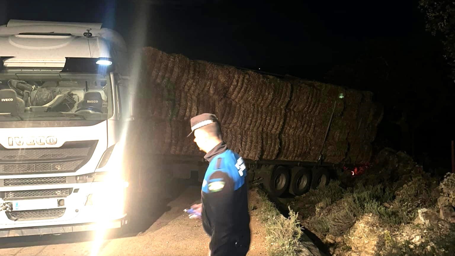 Aparatosa salida de vía de un camión de grandes dimensiones en Higuera de la Sierra