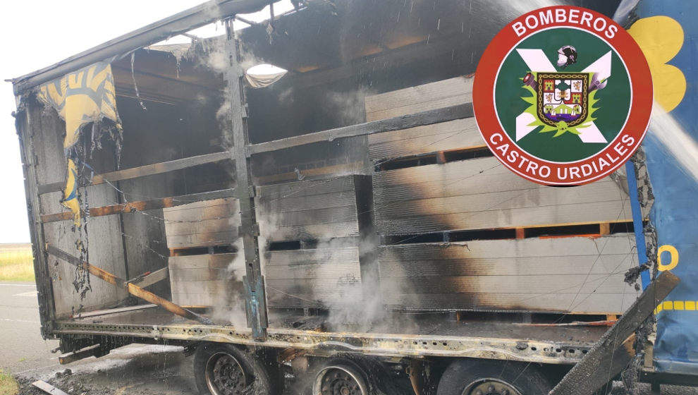 Arde un camión en la A-8 a la altura de Castro Urdiales