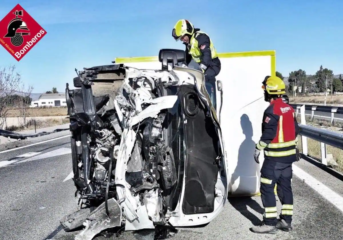 El vuelco de un camión tras chocar con un coche deja dos heridos en Villena