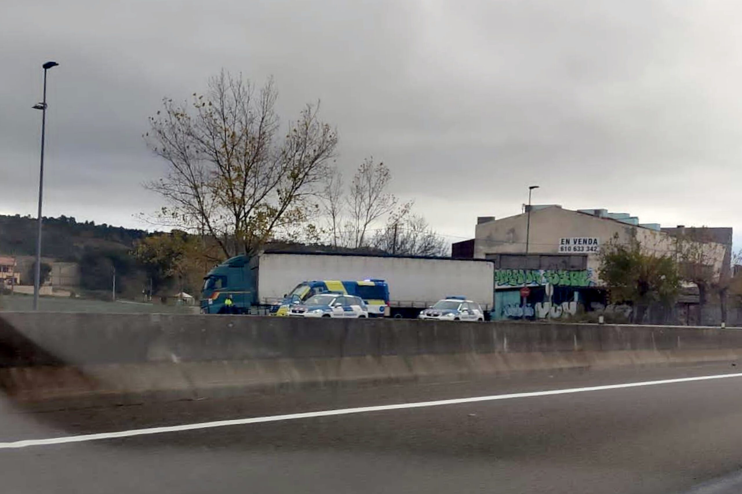 Les patrulles dels Mossos amb el camió que conduïa l'home detingut a prop de Bamyoles / ACN