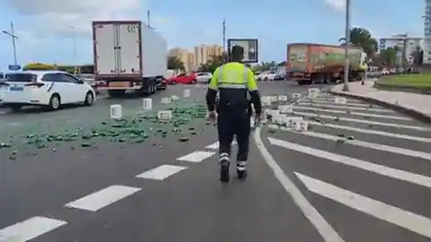 Un camión de cervezas y refrescos desparrama su carga en una rotonda de la capital grancanaria