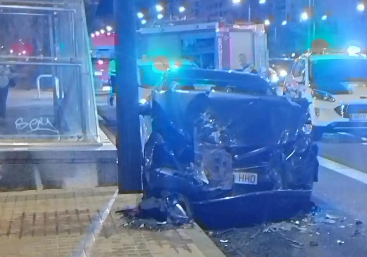 Doce heridos al chocar un coche contra la parte trasera de un autobús de la EMT en Valencia