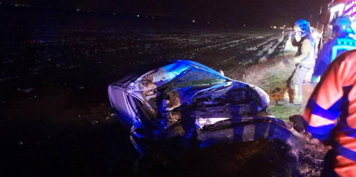 Una furgoneta choca con un tractor y acaba en un campo de arroz