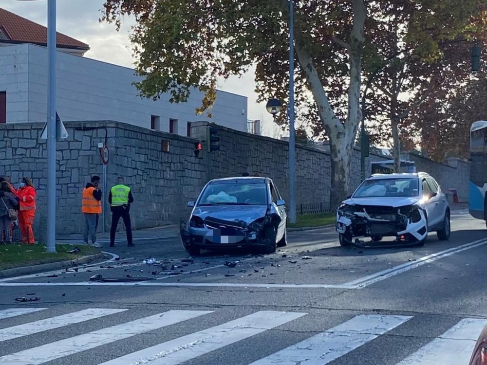 Un accidente provoca retenciones en la avenida Padre Claret