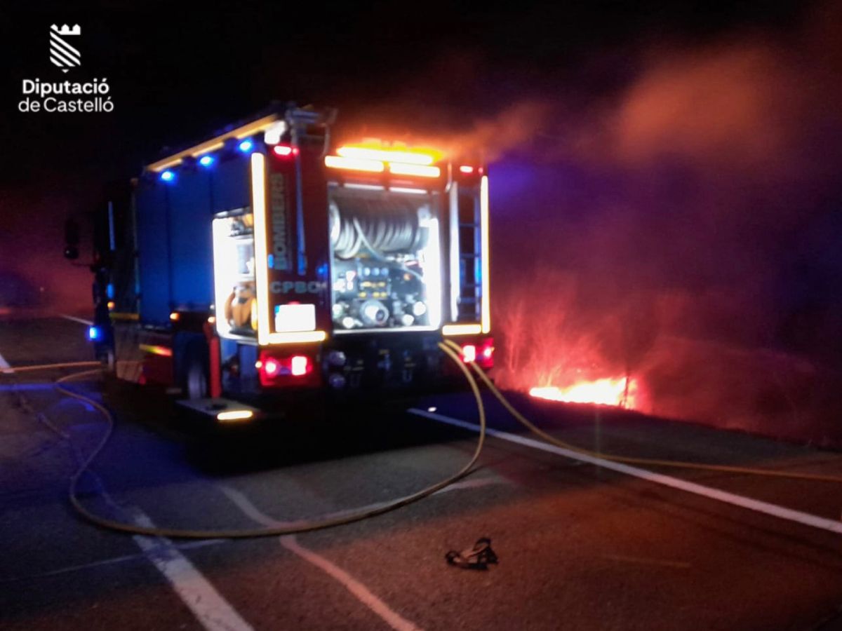 Cierre de autopista en dirección a Vinaròs por incendio de camión: Autoridades piden buscar rutas alternas
