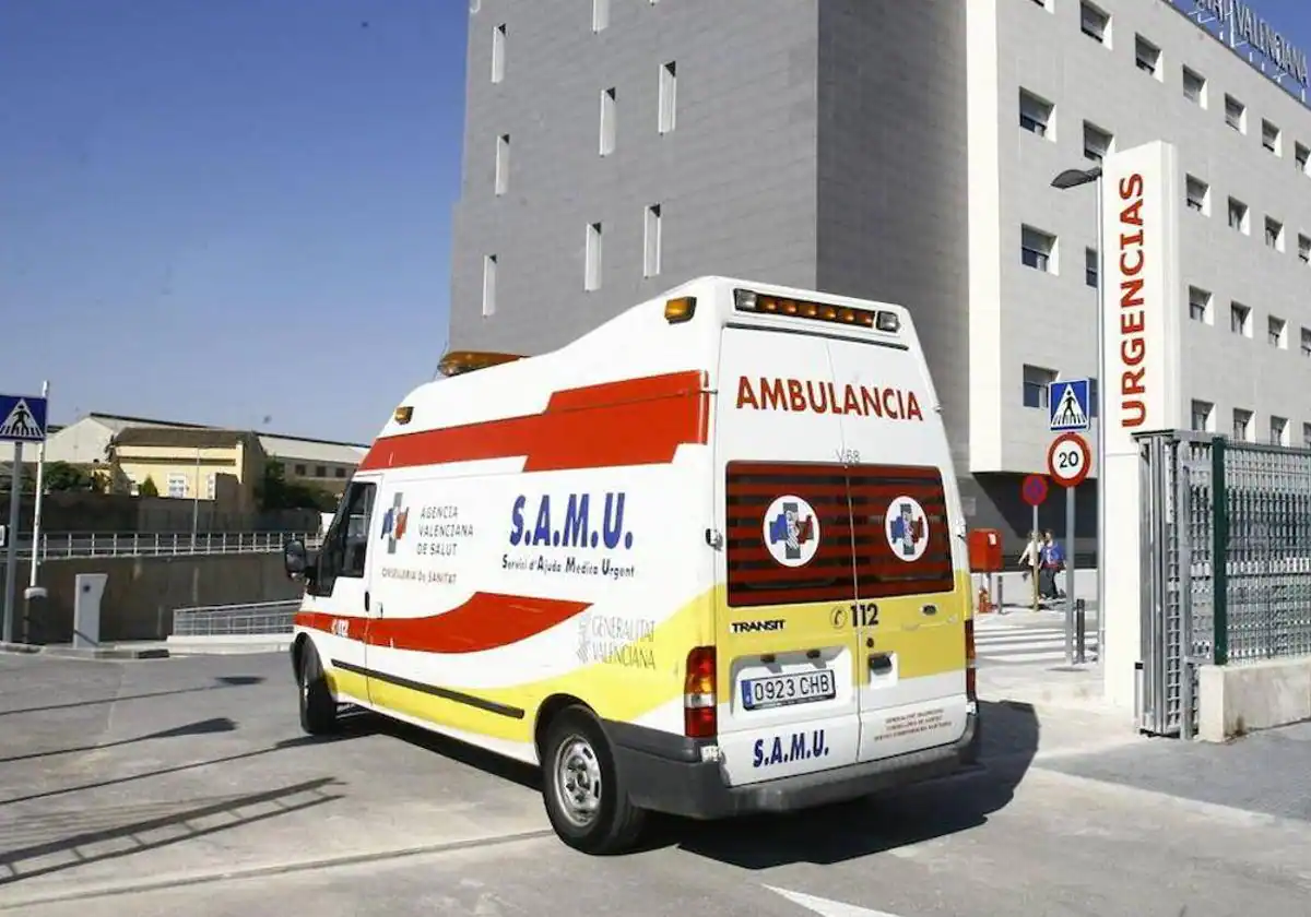 Dos personas heridas tras chocar un autobús y un patinete en la plaza América de Valencia