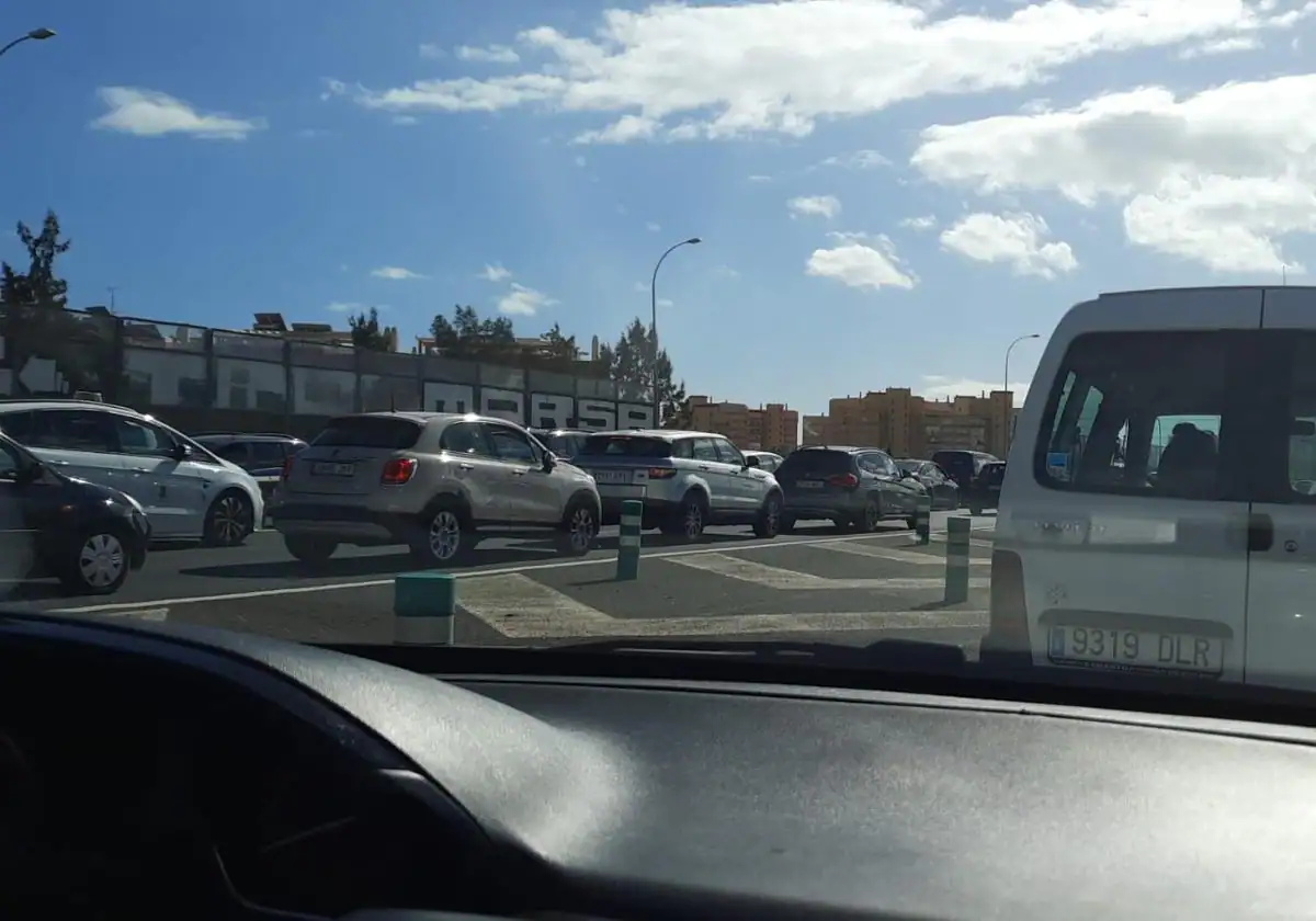 Colisión entre tres vehículos provoca un gran atasco en la MA-20 dirección Torremolinos