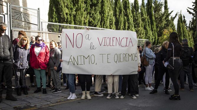 Concentración a las puertas del instituto de Alhama tras la agresión a un menor.