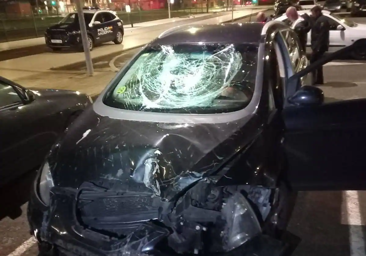 Un conductor ebrio provoca un grave accidente en el aparcamiento de la Comisaría de Gijón