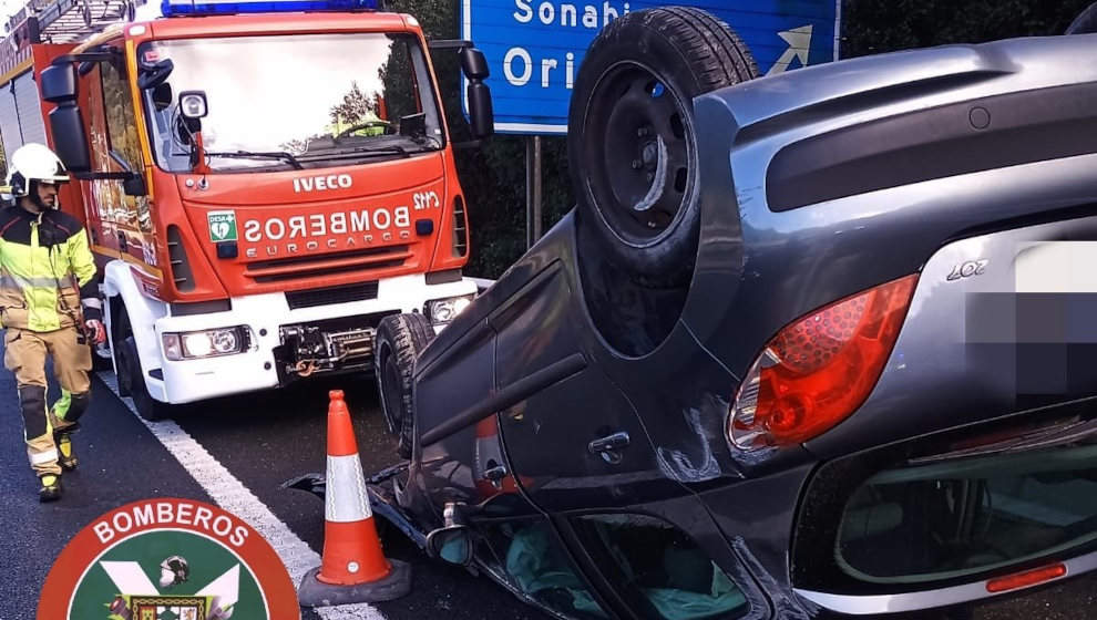 Conductor herido tras volcar su vehículo en la A-8 a la altura del Alto de Liendo