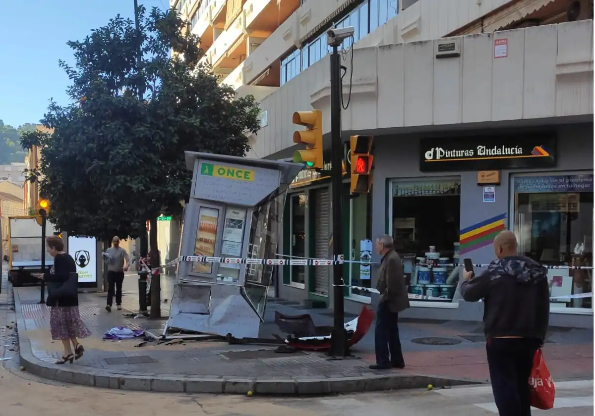 Sucesos Málaga: Un accidente entre dos vehículos destroza el quiosco de la ONCE en Cristo de la Epidemia