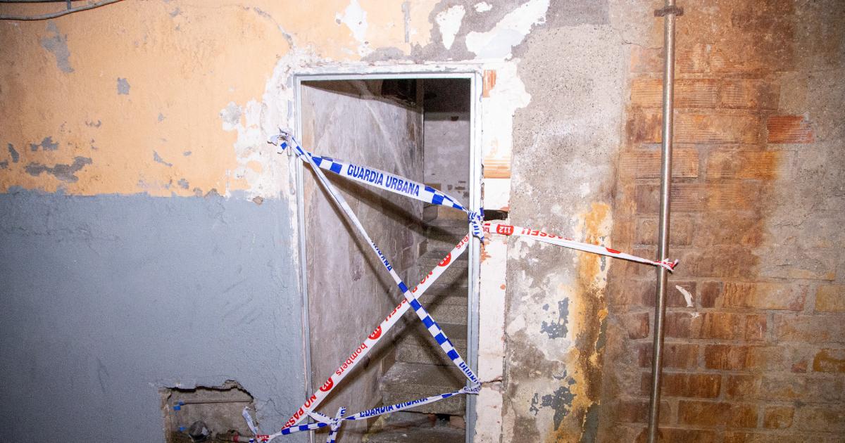 Desalojan a tres familias tras caer parte del techo en un edificio en Balaguer