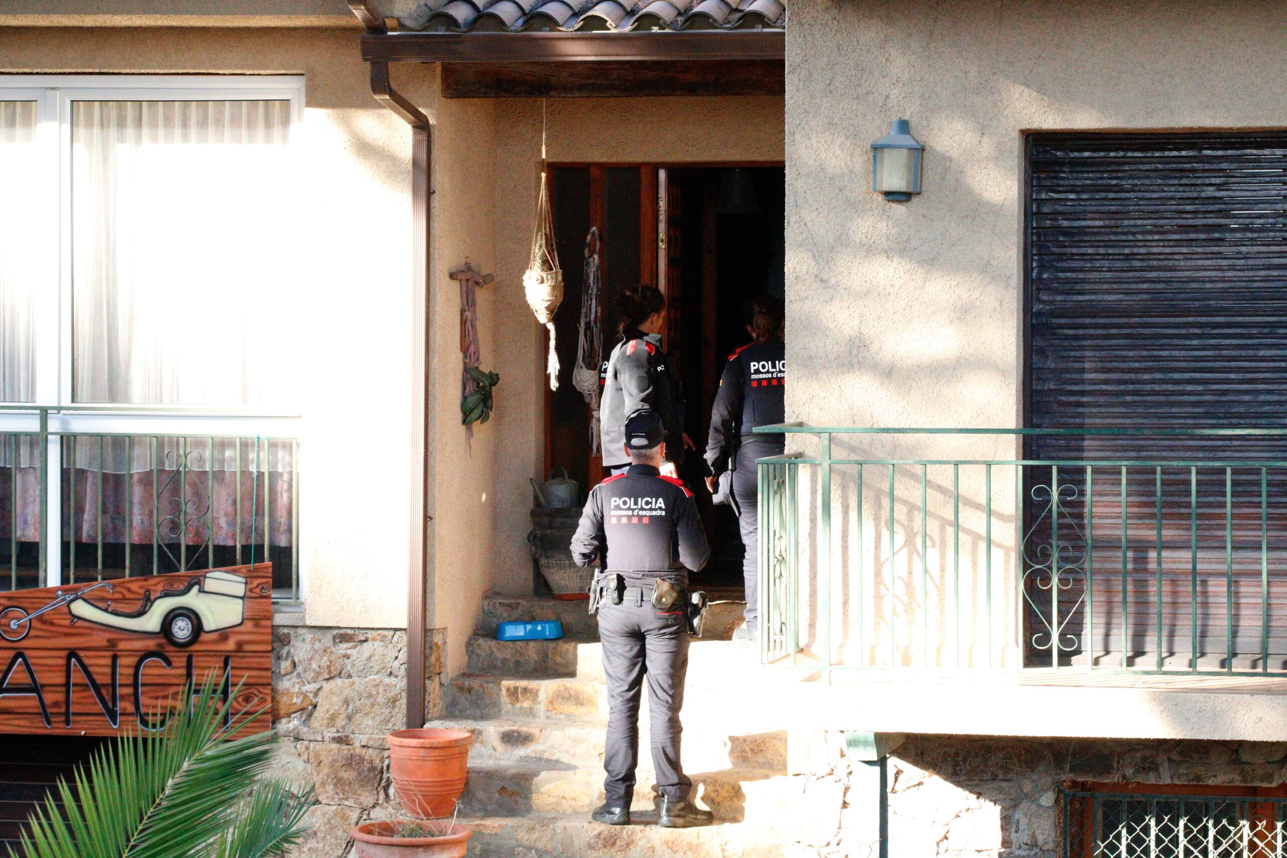 Atrincherado con una escopeta en una casa en Lloret de Mar: amenaza a los Mossos que lo iban a desahuciar