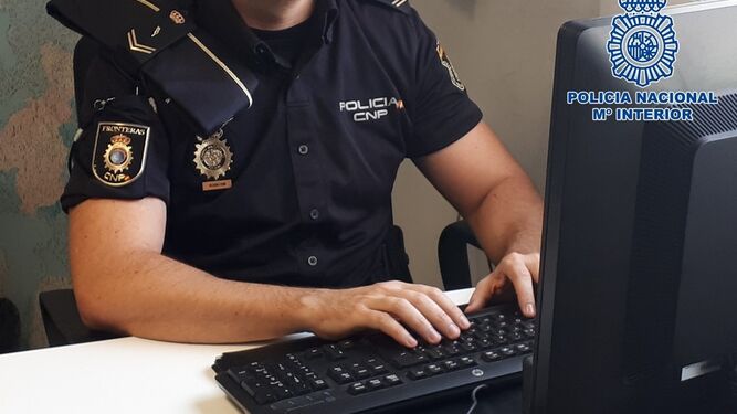 Un agente de la Policía Nacional