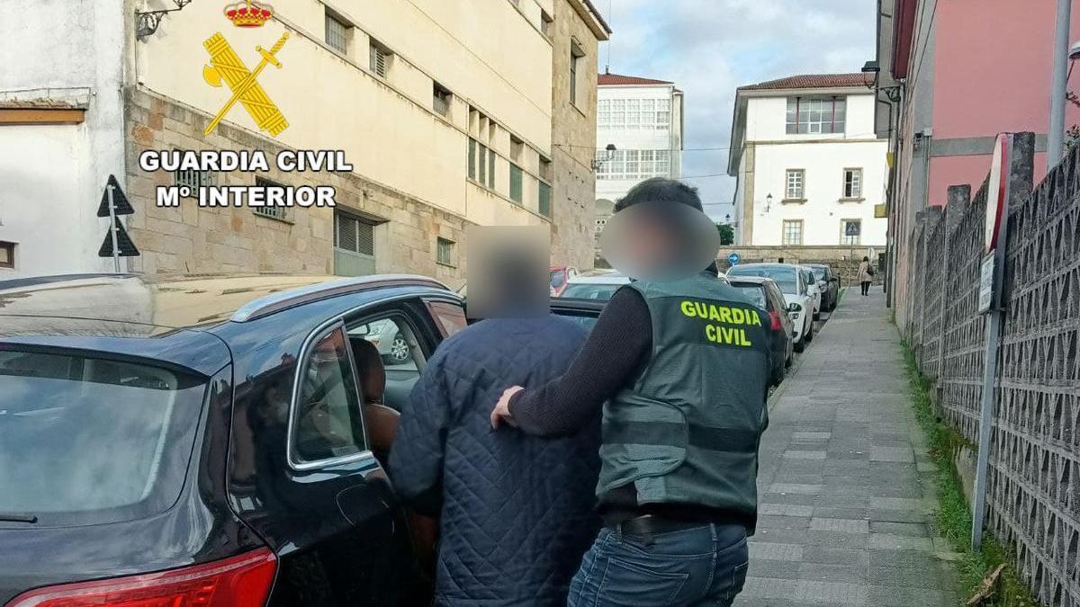 El responsable siendo detenido por la Guardia Civil.