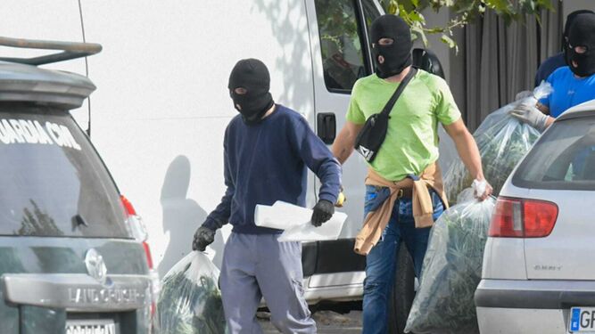 Imagen de archivo de dos agentes incautando marihuana en una operación antidroga