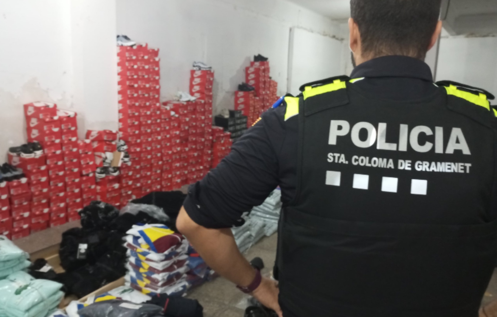 Desmontan un megaalmacén de ropa falsa en Santa Coloma de Gramenet: más de 500.000 € en prendas de imitación