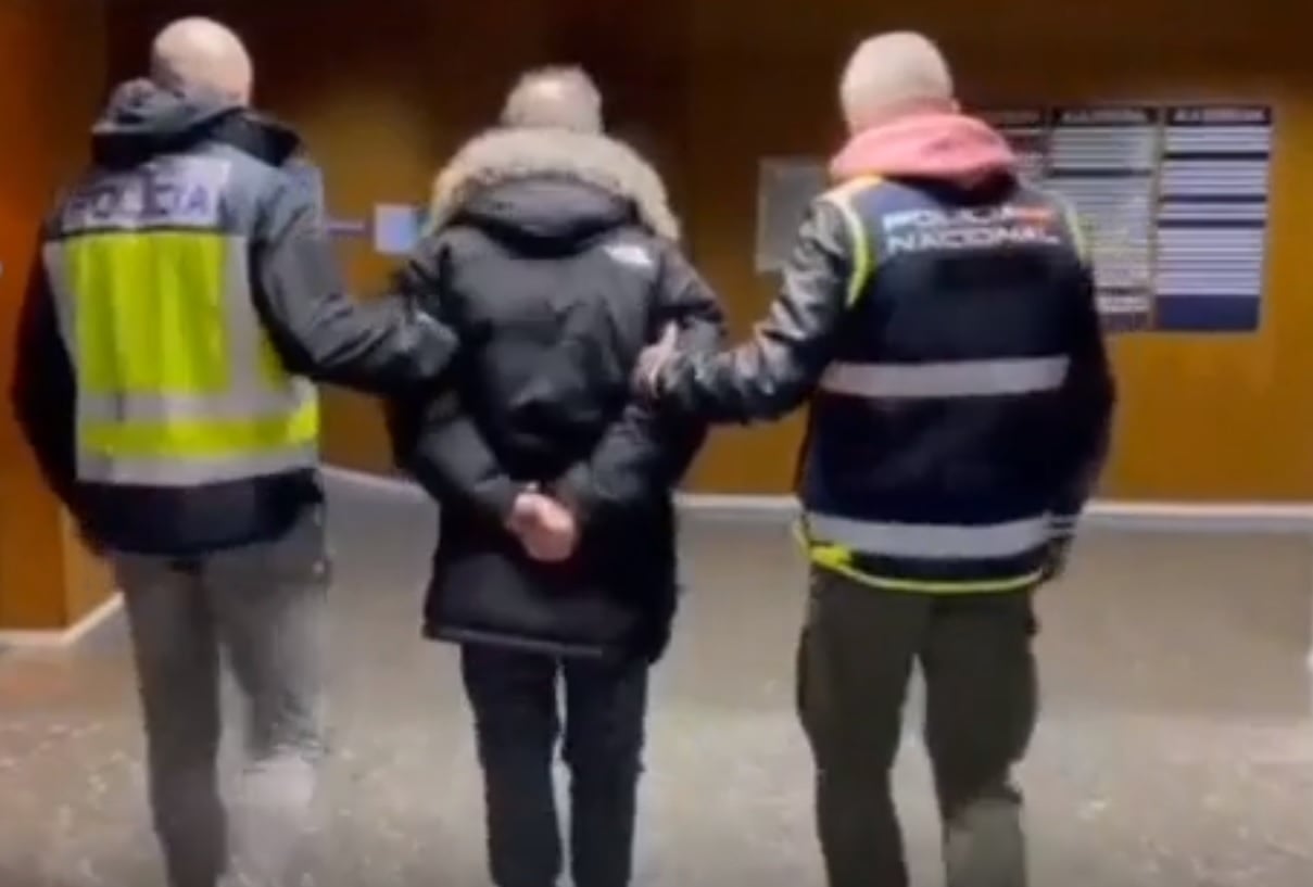 El detenido por el crimen de Getafe, entre dos agentes. (Foto: CNP)