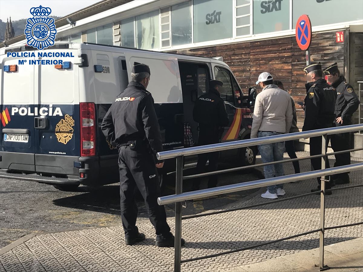 Detenido en Bilbao el patrón de un cayuco reclamado por homicidio imprudente y delito contra los derechos de los ciudadanos extranjeros