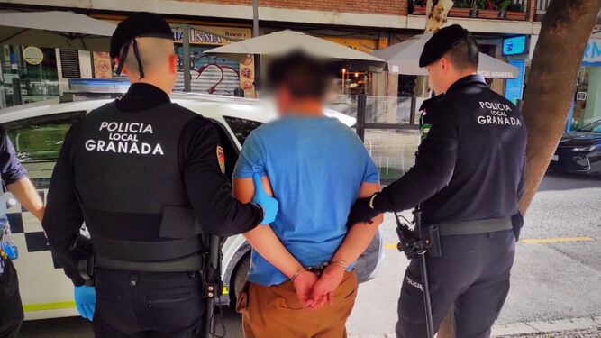 Detenido en Granada tras agredir a su expareja en plena calle según la Policía Local.