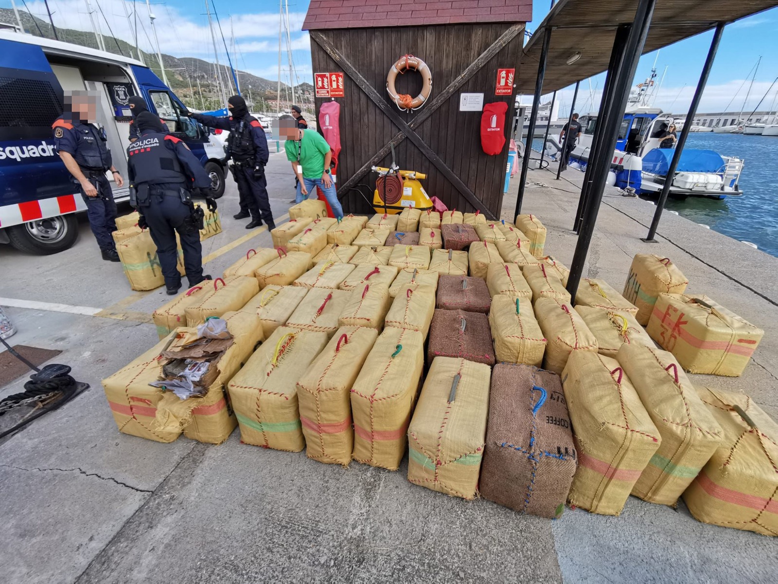 La Policía Marítima de los Mossos intercepta un barco delante de Sitges con 2.100 kilos de hachís