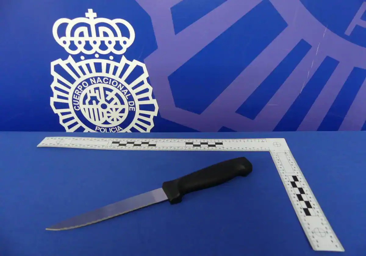 Detenido hombre de 39 años por amenazar a viandantes con un cuchillo en la puerta de un supermercado