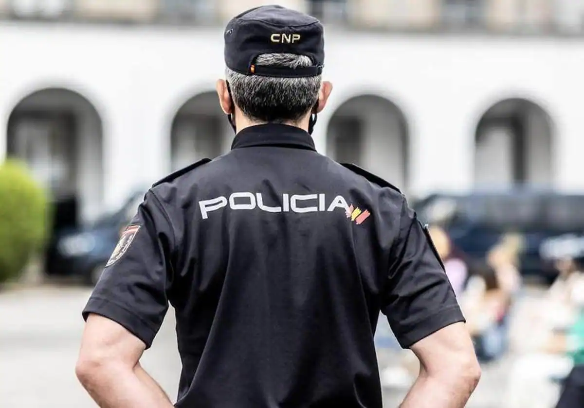 La Policía Nacional detiene 'in fraganti' a un hombre cuando robaba en un comercio de Avilés