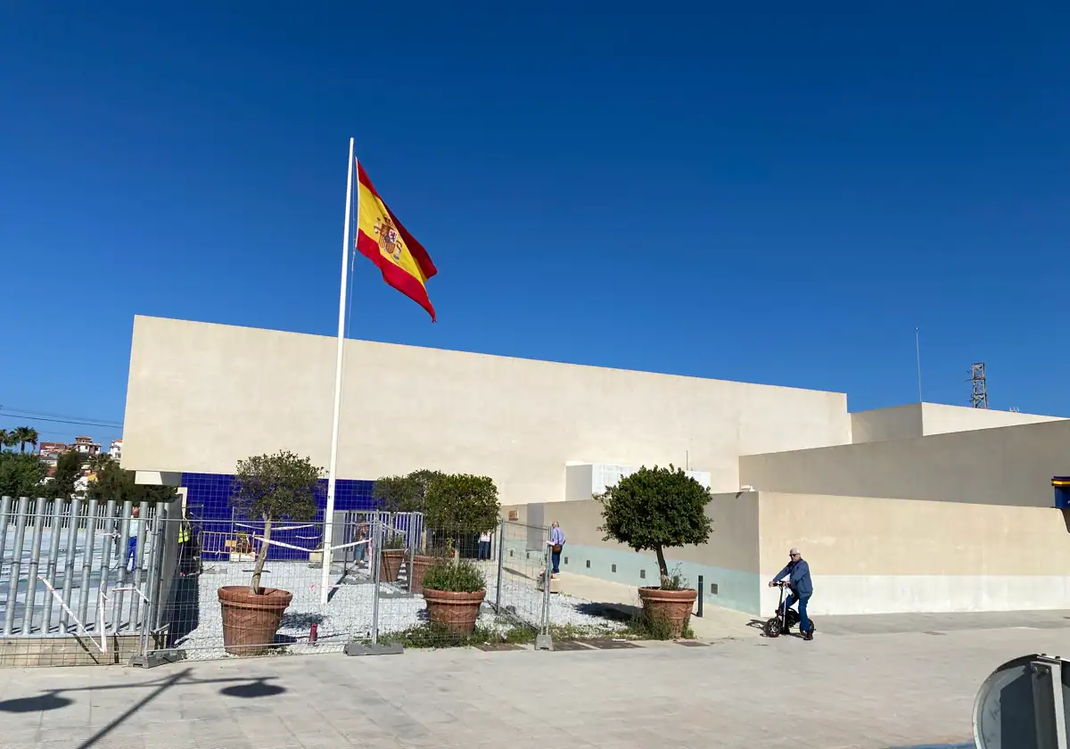 Arrestado tras apuñalar a su madre por la espalda en una vivienda en Benajarafe