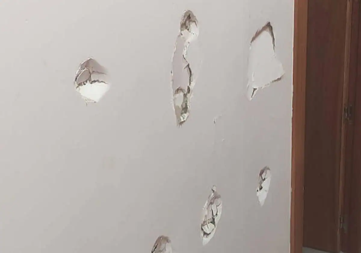 Amenaza de madrugada a dos trabajadores de un centro asistencial y ocasiona numerosos daños